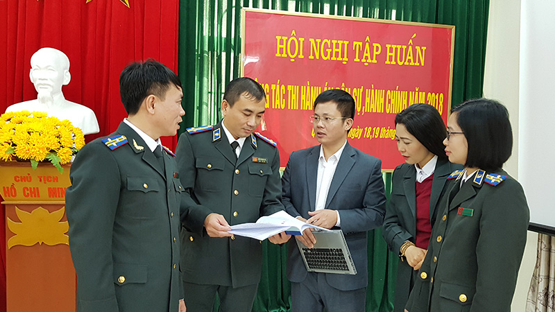 Đồng chí Đỗ Ngọc Hà, Phó Chỉ tịch Thường trực Hội nhà báo tỉnh trao đổi kinh nghiệm, kỹ năng viết tin, bài với cán bộ Cục THADS tỉnh