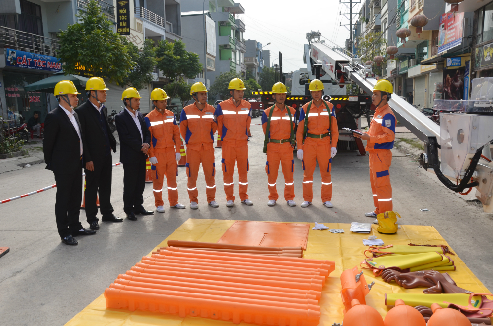 Đội sửa chữa Hotline báo cáo nội dung công việc trước khi triển khai.