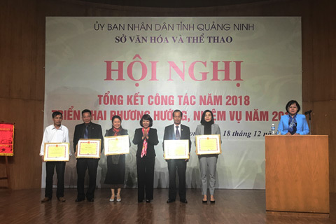 Đồng chí Vũ Thị Thu Thủy, Phó Chủ tịch UBND tỉnh trao bằng khen của UBND tỉnh cho các tập thể có thành tích xuất sắc trong năm 2018 