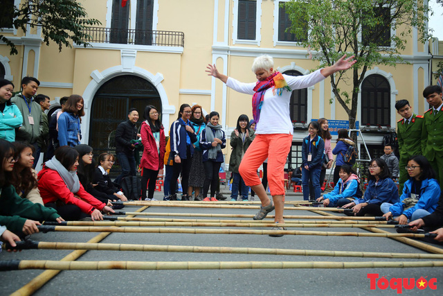 Khách du lịch quốc tế tới Hà Nội. Ảnh minh họa: Nam Nguyễn