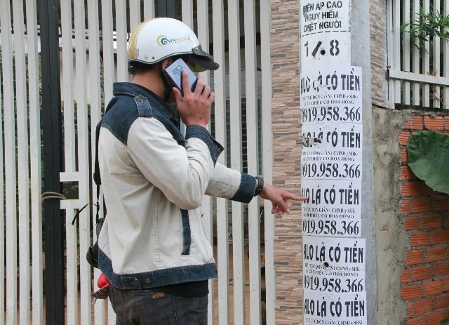 Tờ rơi quảng cáo tín dụng đen, cho vay nặng lãi được dán khắp nơi ở Đác Lắc.