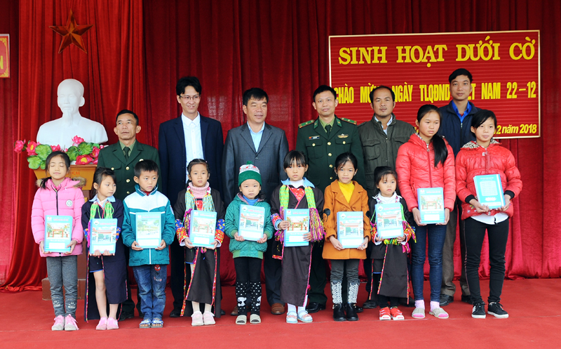 Lãnh đạo Đồn Biên phòng Pò Hèn và lãnh đạo địa phương tặng quà cho các cháu học sinh tại buổi giao lưu văn nghệ. Ảnh Mai Văn Thể (Đồn Biên phòng Pò Hèn)