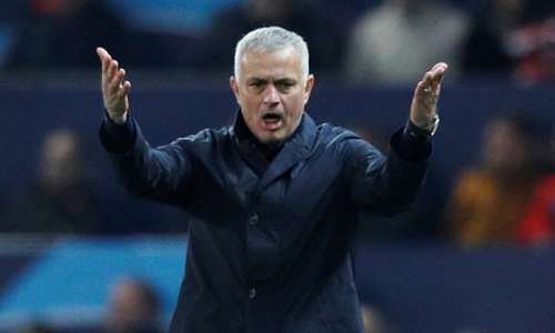 Mourinho bị sa thải vài ngày sau thất bại thảm hại 1-3 trên sân của Man Utd. Ảnh: Reuters.