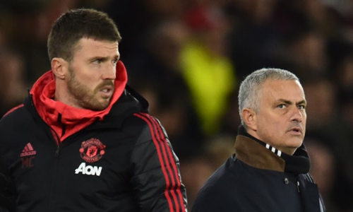 Carrick (trái) sẽ làm quyền HLV của Man Utd cho đến cuối mùa. Ảnh: Reuters.
