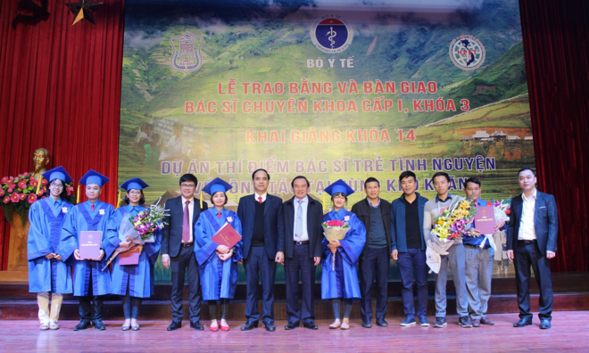Lễ trao bằng và bàn giao 14 bác sĩ trẻ về công tác tại các vùng khó khăn. Ảnh: T.G.