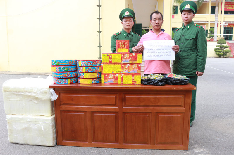 Xu Hua Zhuan và tang vật 34kg pháo bị Đồn BP Cửa khẩu Hoành Mô bắt giữ.
