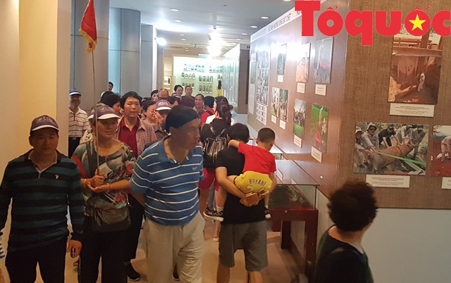 Một đoàn khách du lịch Trung Quốc tham quan Bảo tàng Đà Nẵng. Ảnh: Đức Hoàng