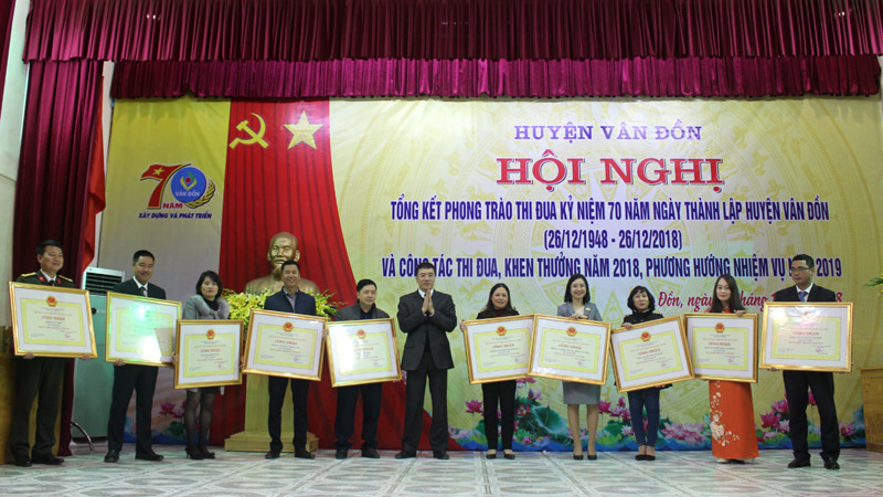 Bí thư Huyện ủy Tô Xuân Thao tặng danh hiệu công nhận cho các tập thể có thành tích suất sắc trong công tác tuyên truyền kỷ niệm 70 năm ngày thành lập huyện Vân Đồn.
