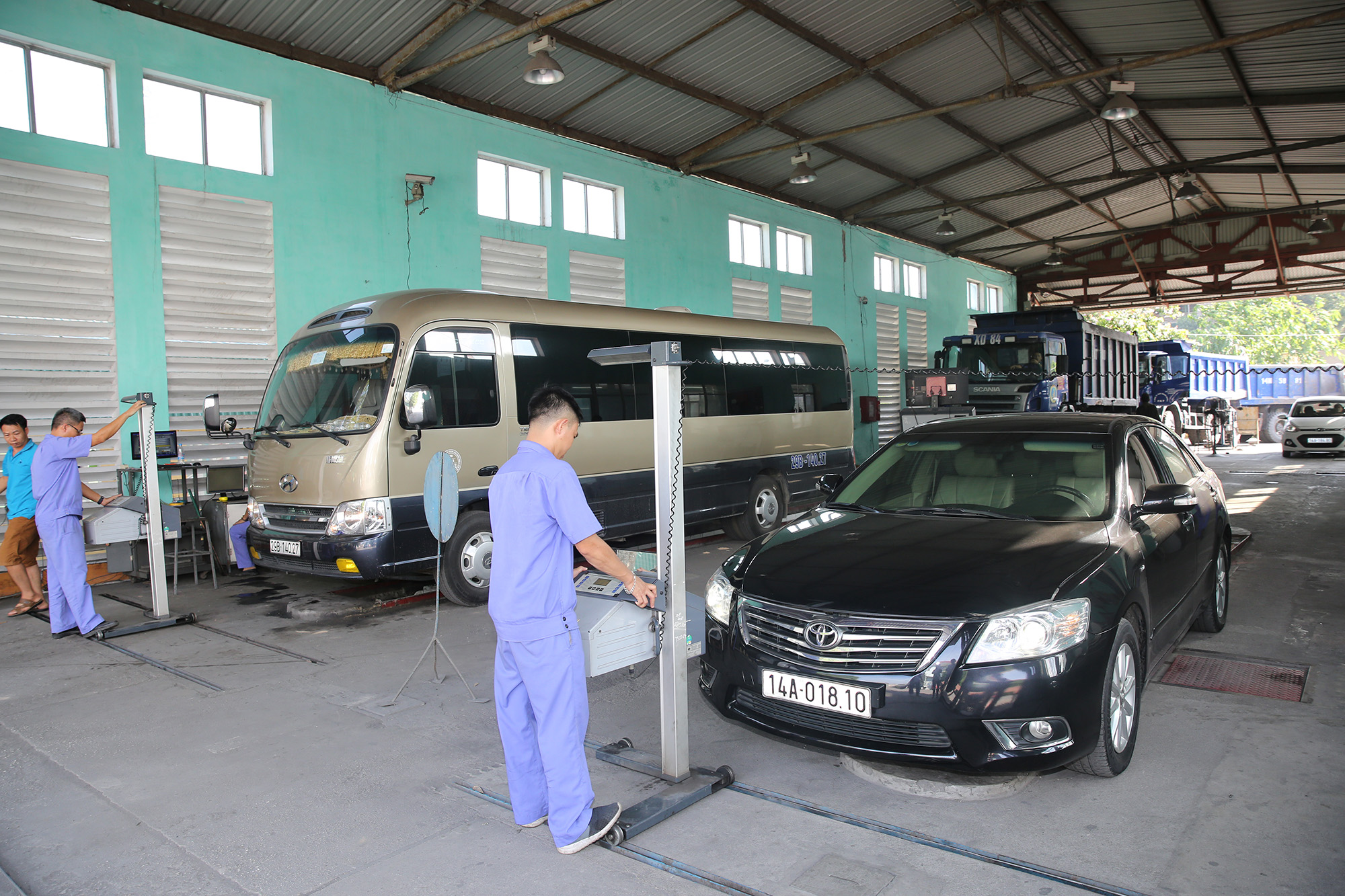 Đăng kiểm viên thuộc Trung tâm Đăng kiểm Hạ Long thực hiện kiểm định phương tiện xe cơ giới.
