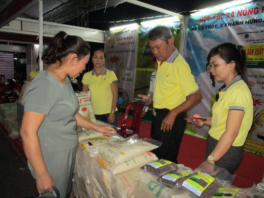 Khách tham quan gian hàng gạo của một HTX tại Festival lúa gạo Việt Nam lần thứ 3