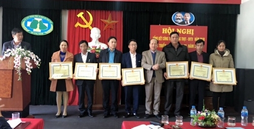 Nhân dịp này, Sở NN&PTNT tặng giấy khen cho 7 tập thể và 18 cá nhân có thành tích xuất sắc trong công tác trồng trọt và bảo vệ thực vật của tỉnh. 