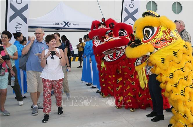 Đón khách quốc tế qua Cảng tàu khách quốc tế Hòn Gai (phường Bãi Cháy, thành phố Hạ Long, tỉnh Quảng Ninh). Ảnh: TTXVN phát