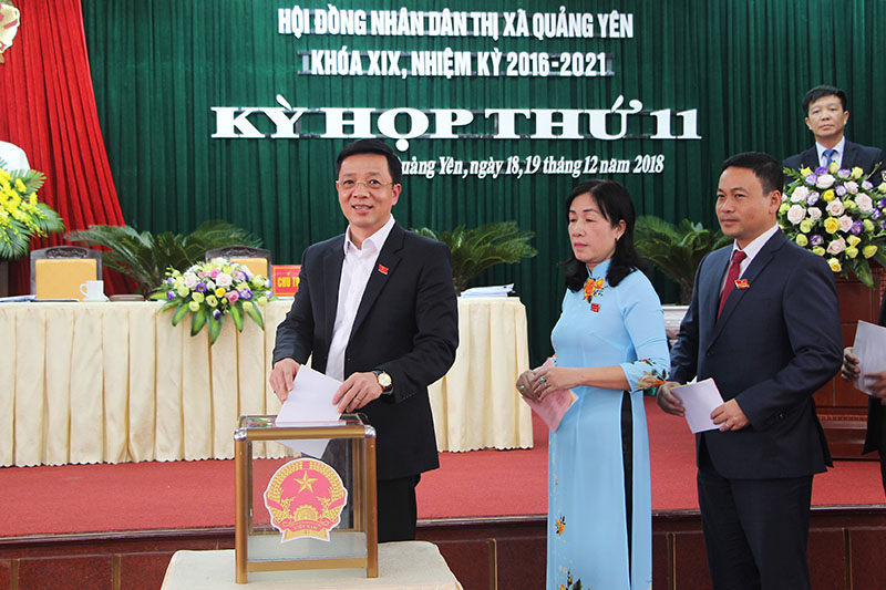 Các đại biểu bỏ phiếu tín nhiệm với các chức danh do HĐND bầu 