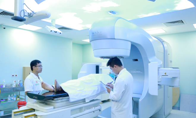 Bệnh nhân được kiểm tra trên máy TrueBeam Stx. Ảnh: A.N