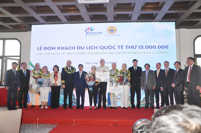 Lãnh đạo ngành du lịch Việt Nam và tỉnh Quảng Ninh tặng hoa cho vị khách quốc tế thứ 15 triệu đến Việt Nam
