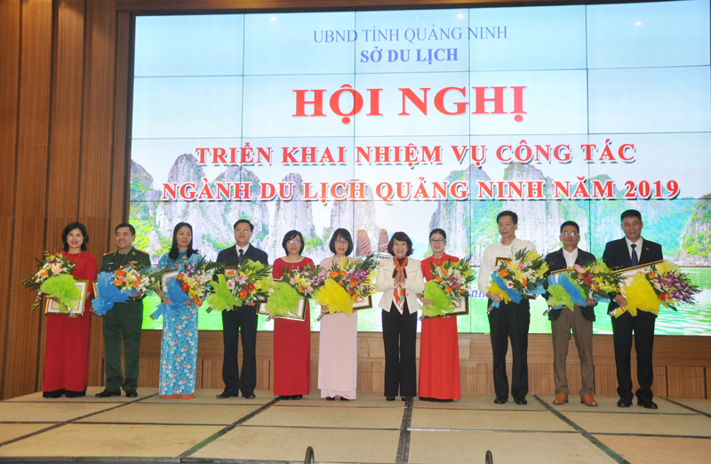 Đồng chí Vũ Thị Thu Thủy, Phó Chủ tịch UBND tỉnh trao tặng Bằng khen của Bộ Văn hóa, Thể thao và Du lịch cho những tập thể và cá nhân có thành tích xuất sắc trong năm 2018