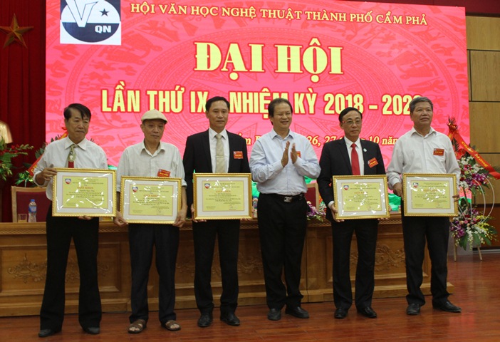 Lãnh đạo Hội VHNT Quảng Ninh khen thưởng các văn nghệ sĩ xuất sắc của Hội VHNT Cẩm Phả trong nhiệm kỳ 2013-2018.