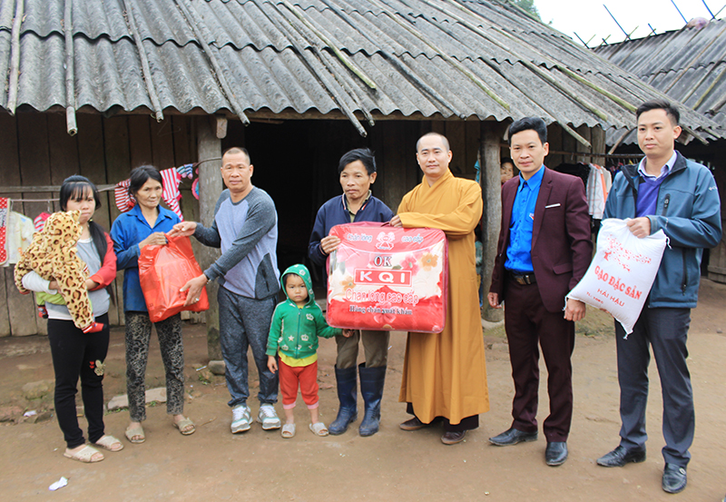 Công ty TNHH MTV Xây dựng An Trường Giang và các tăng, ni, phật tử chùa Phúc Khánh (huyện Hoành Bồ) tặng quà Tết cho hộ nghèo ở 3 xã Đồng Lâm, Đồng Sơn, Kỳ Thượng, huyện Hoành Bồ. Ảnh Hồng Phương (CTV)