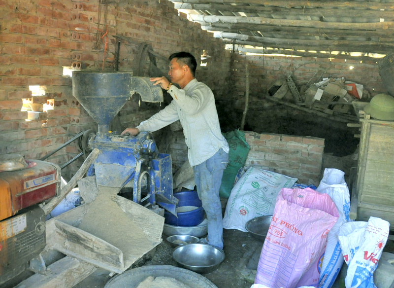 Người thôn Nà Cáng, xã Quảng An (Đầm Hà) đầu tư máy xay sát để kinh doanh phát triển kinh tế gia đình.