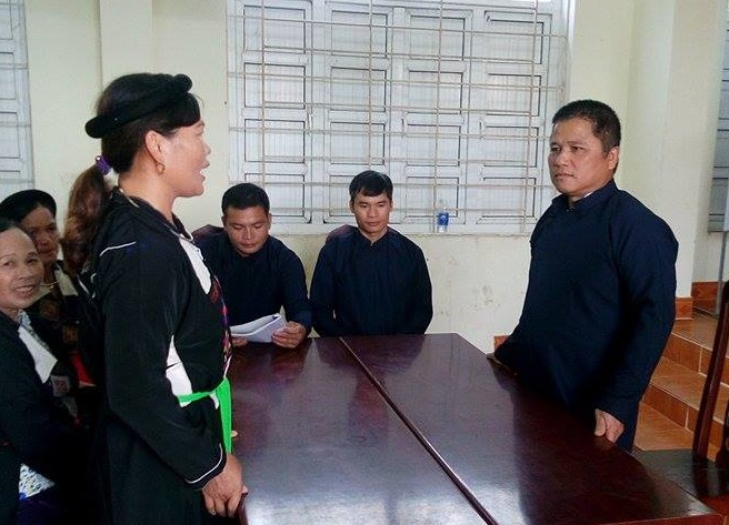 Nghệ nhân Lục Văn Bình trong một buổi dạy hát sình ca.