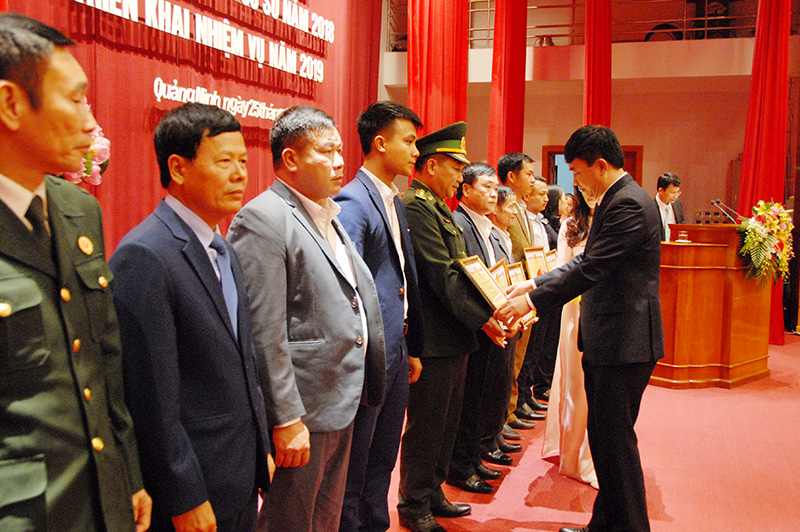 Đồng chí Ngô Hoàng Ngân, Phó Bí thư Tỉnh ủy tặng bằng khen của Tỉnh ủy cho các tập thể, cá nhân đạt thành tích xuất sắc trong công tác dân vận năm 2018. 