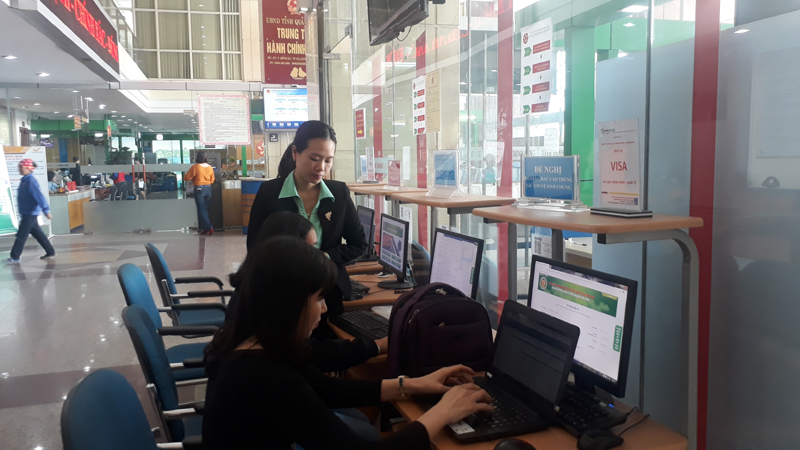 Người dân, doanh nghiệp thực hiện các thủ tục hành chính qua mạng Internet tại Trung tâm Hành chính công tỉnh.