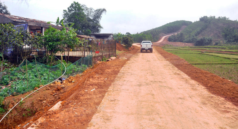 Công trình đường liên thôn Lý Sáy-Tẳn Lồng-Cống Tểnh xã Quảng Lâm có chiều dài 3,1 km, tổng mức đầu tư hơn 8,9 tỷ đồng vừa mới hoàn thành, bàn giao đưa vào sử dụng sẽ tạo điều kiện đi lại thuận lợi và phát triển kinh tế cho người dân.