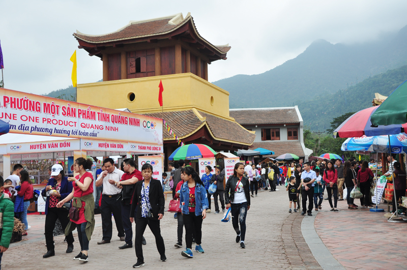 Du khách tại làng hành hương Yên Tử, Khu di tích danh lam thắng cảnh Yên Tử