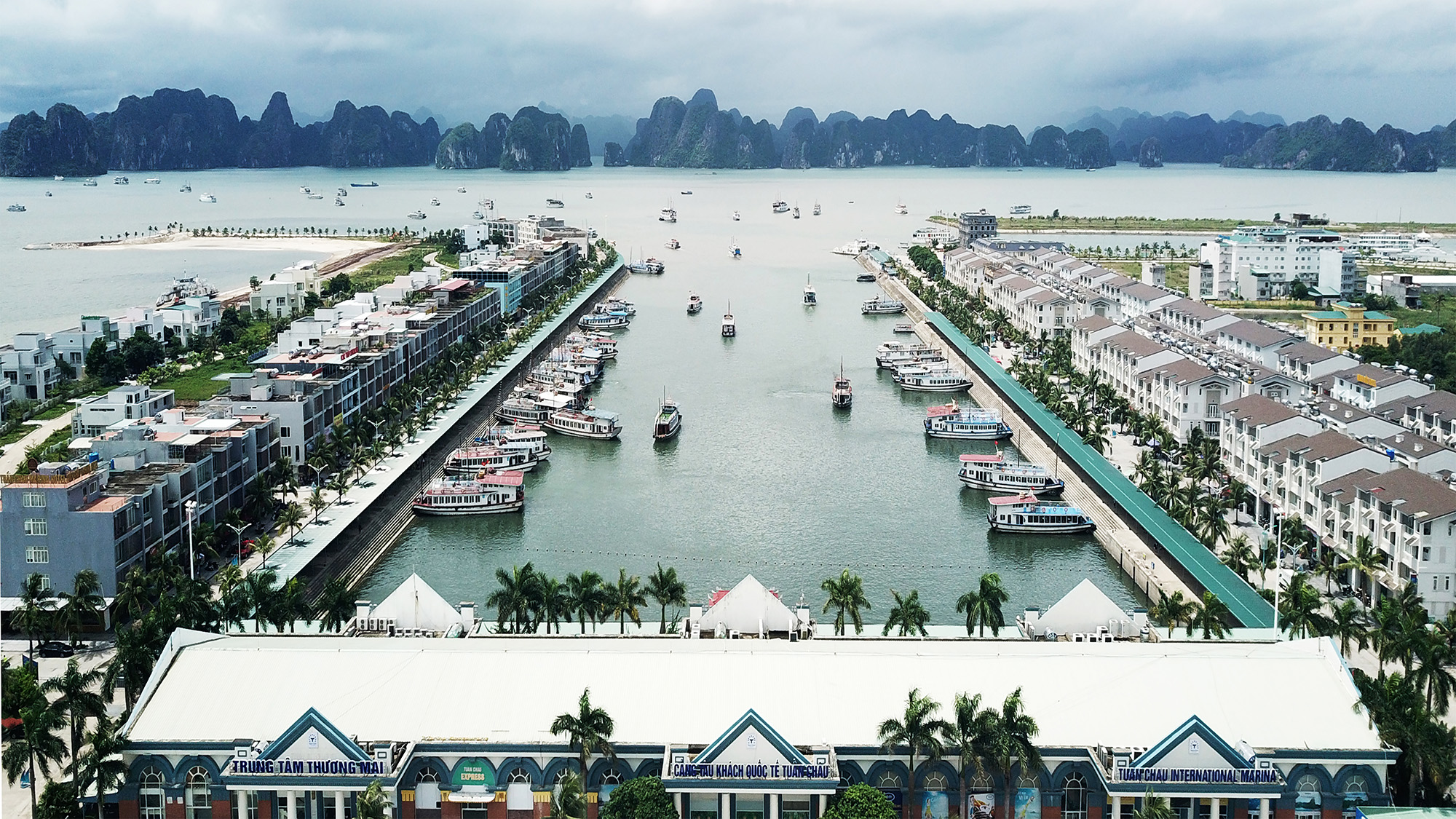 Cảng tàu khách nhân tạo Tuần Châu là cửa ngõ của di sản - kỳ quan thế giới Vịnh Hạ Long. Nơi đây được tích hợp "một điểm đến đa tiện ích" với các dịch vụ hoàn hảo, đáp ứng tốt nhu cầu của du khách.