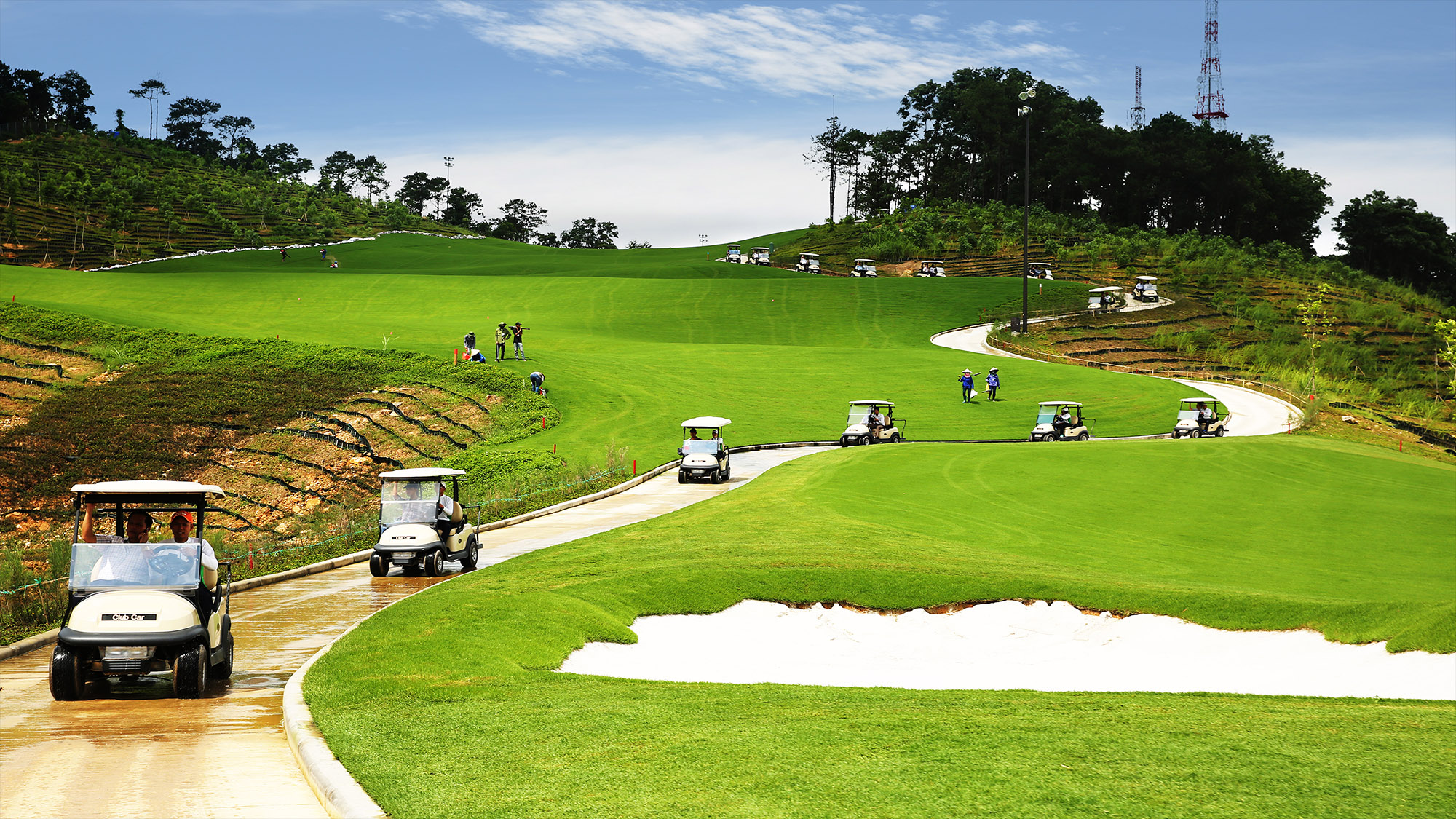 Quần thể nghỉ dưỡng, sân golf FLC Hạ Long được thiết kế 18 hố, nắm trên vị trí đồi cao ngắm trọn Vịnh Hạ Long, một trong những sân golf đẹp nhất Việt Nam.