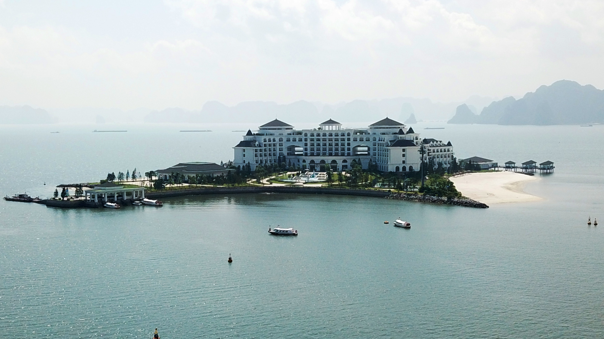 Vinpearl Hạ Long Bay Resort là khu nghỉ 5 sao đẳng cấp quốc tế trên biển độc đáo, tọa lạc trọn vẹn trên một hòn đảo tại Vịnh Hạ Long với đầy đủ các dịch vụ tiện ích.