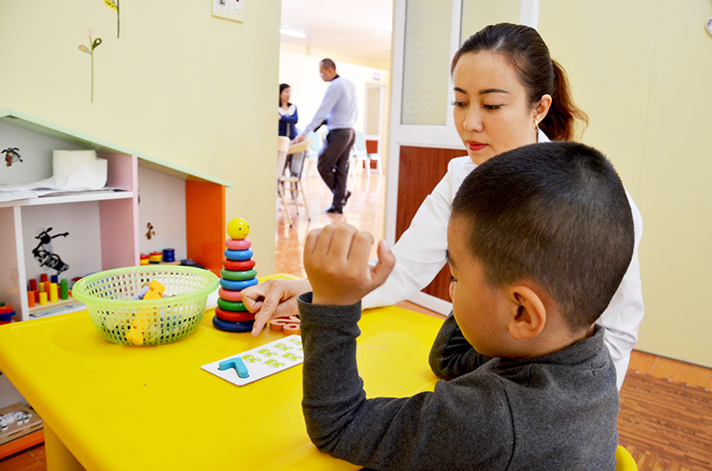 Điều trị cho trẻ rối nhiễu tâm trí tại Trung tâm Y tế huyện Vân Đồn.