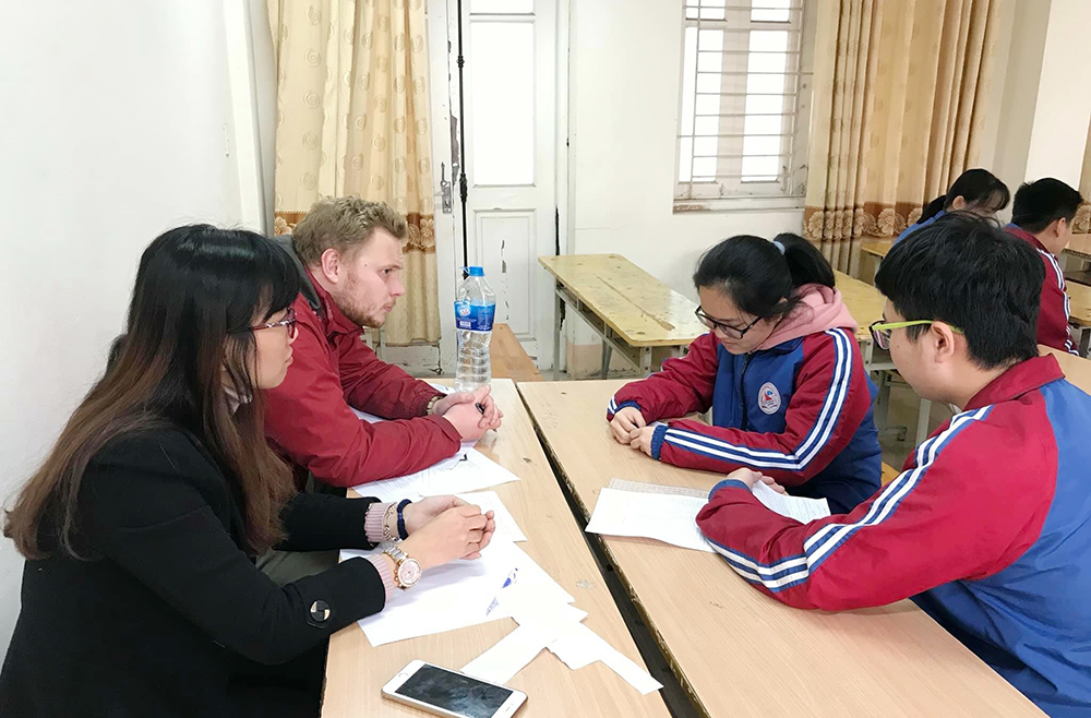 Học sinh Trường THPT Chuyên Hạ Long ôn tập tiếng Anh với giáo viên nước ngoài.