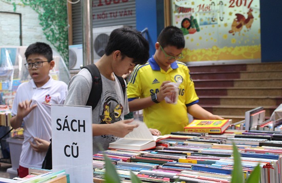 Cuối năm là dịp các nhà xuất bản, công ty sách giảm giá các loại sách cũ.