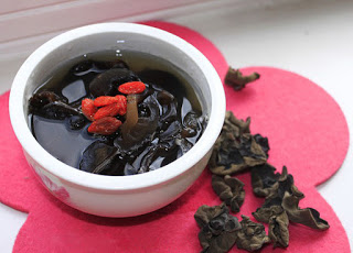 Canh mộc nhĩ với kỷ tử.