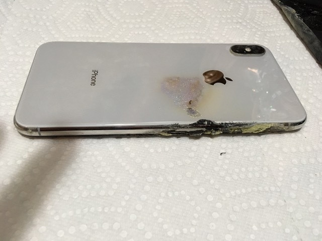 Mặt lưng chiếc iPhone XS Max "xấu số", Hillard cho biết ốp lưng của máy cũng bị cháy theo. Ảnh: iDrop News.