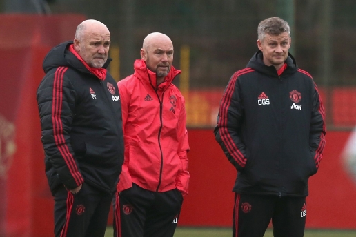 BLĐ Man Utd đáp ứng yêu cầu mời Dempsey (giữa) về làm việc.