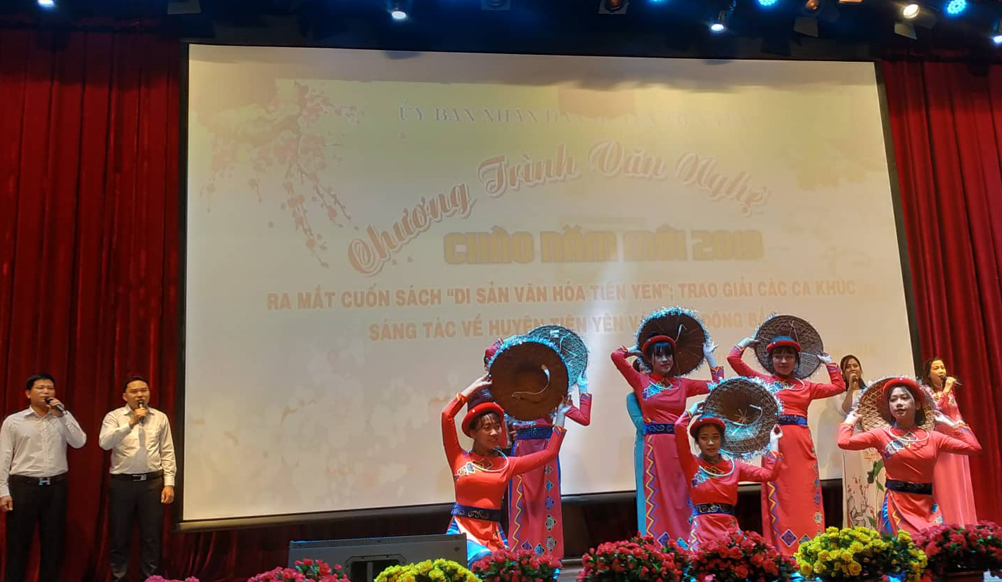 Một tiết mục văn nghệ tại đêm trao giải.