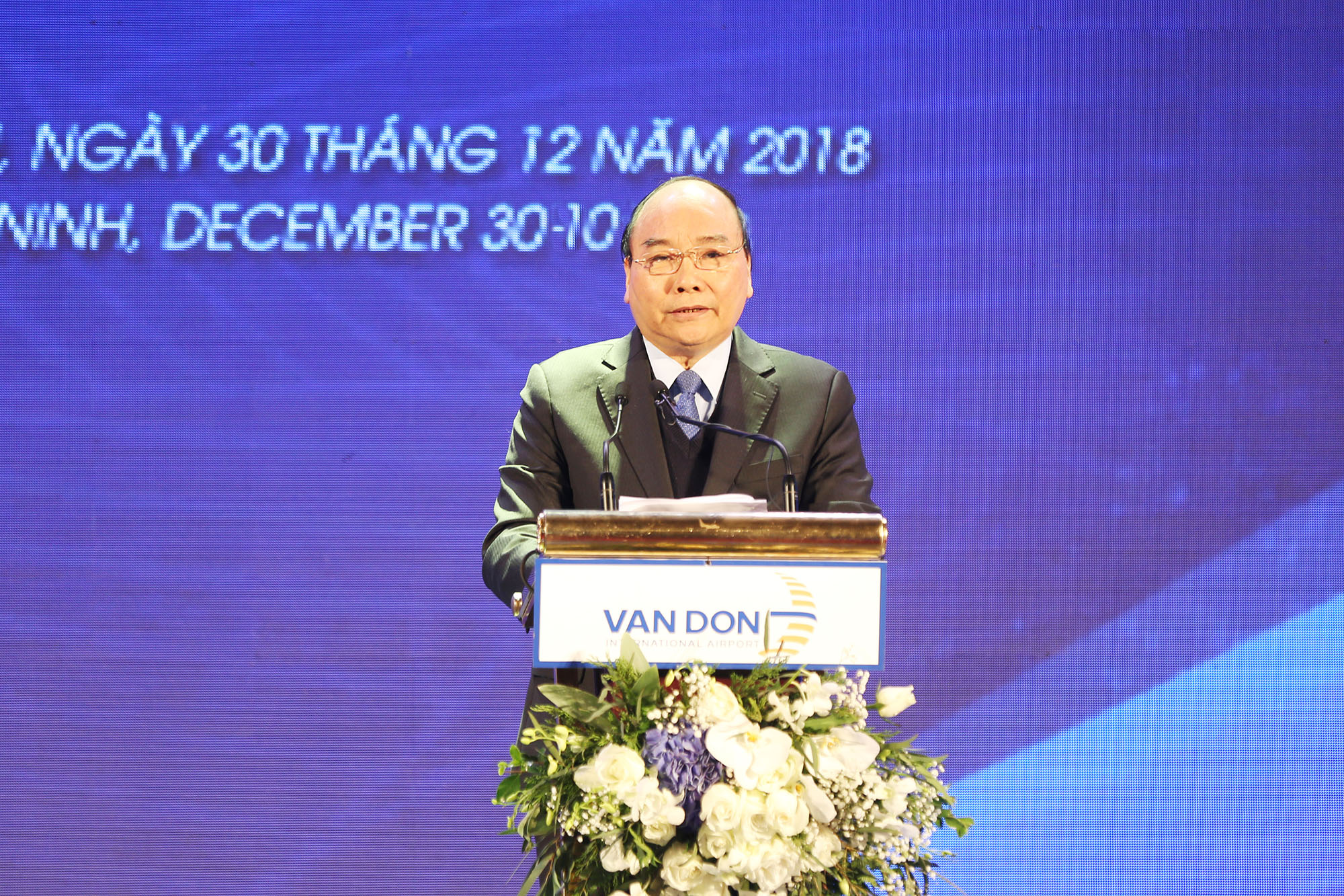 Thủ thướng Chính phủ Nguyễn Xuân Phúc phát biểu tại lễ khai trương Cảng hàng không quốc tế Vân Đồn, Cảng tàu khách quốc tế Hạ Long và thông tuyến cao tốc Hạ Long - Vân Đồn.