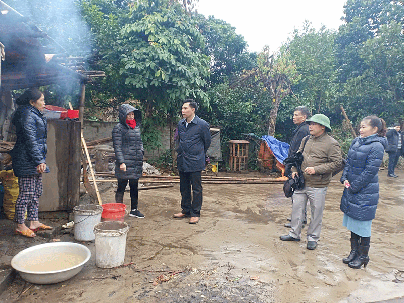 Lãnh đạo chi cục chăn nuôi thú y tỉnh Quảng Ninh, lãnh đạo huyện Bình Liêu và lãnh đạo các phòng ban chuyên môn kiểm tra tình hình phòng chống đói rét cho đàn vật nuôi.