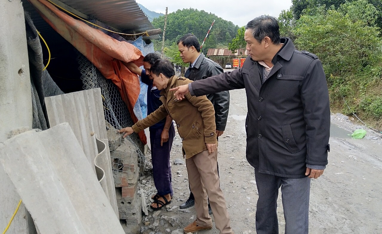 Cán bộ xã Tân Dân và Lê Lợi huyện Hoành Bồ kiểm tra tình hình thực tế tại từng hộ dân