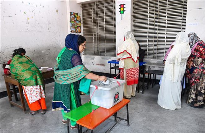 Cử tri bỏ phiếu tại một điểm bỏ phiếu ở Dhaka, Bangladesh, trong cuộc tổng tuyển cử ngày 30/12/2018. (Nguồn: AFP/TTXVN)