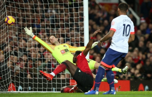  Pogba dễ dàng mở tỉ số khi Rashford đã làm hết công đoạn khó khăn.