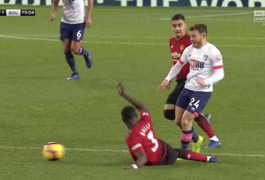  Eric Bailly có pha vào bóng nguy hiểm với Ryan Fraser.