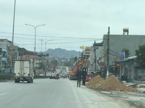 Vật liệu xây dựng đổ bừa bãi trên đoạn đường Vũ Văn Hiếu đang sửa chữa, làm mới khiến người đi bộ phải đi xuống dưới lòng đường