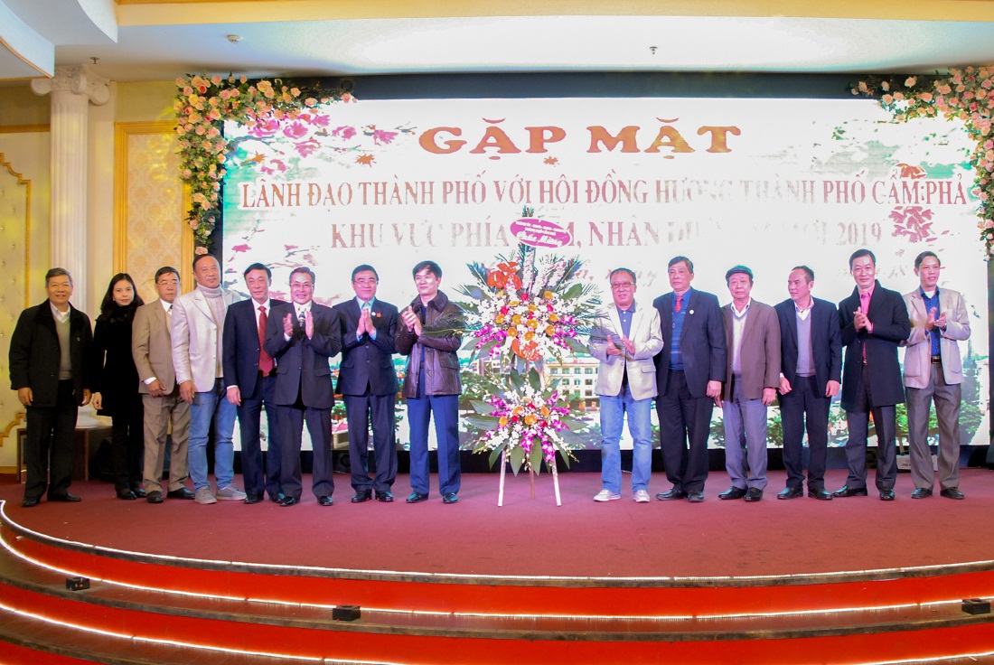 Các đồng chí lãnh đạo TP Cẩm Phả tặng hoa, chụp ảnh lưu niệm cùng đại diện Hội đồng hương TP Cẩm Phả tại các tỉnh, thành khu vực phía nam về thăm quê.