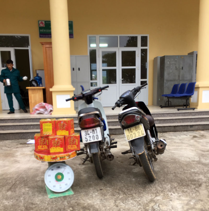 Các đối tượng cùng tang vật tại trụ sở UBND xã Quảng Đức.