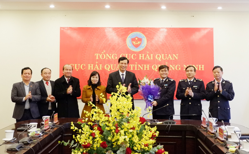 Chủ tịch UBND tỉnh tặng hoa chúc mừng Cục Hải quan tỉnh hoàn thành số thu XNK đạt cao.