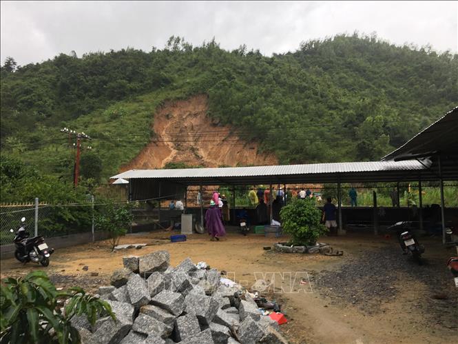 Hiện trường vụ sạt lở núi tại thông Khánh Thành Nam, xã Suối Cát, huyện Cam Lâm. Ảnh: Phan Sáu/TTXVN