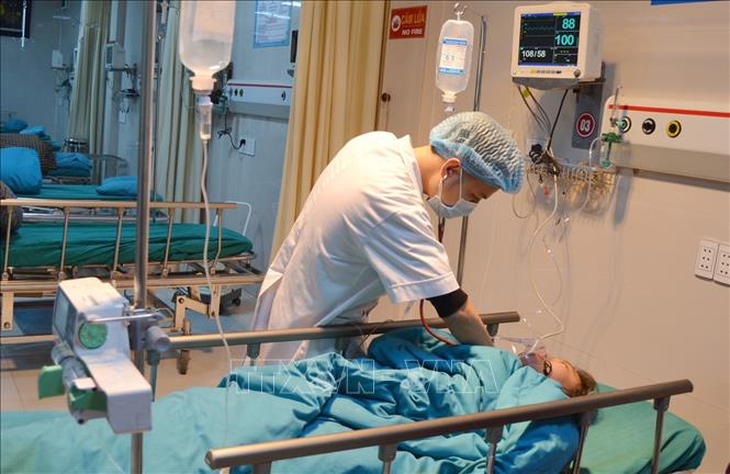 Bệnh nhân T. T.H đang được điều trị tại Bệnh viện Đa khoa Hùng Vương. Ảnh: Trung Kiên/TTXVN
